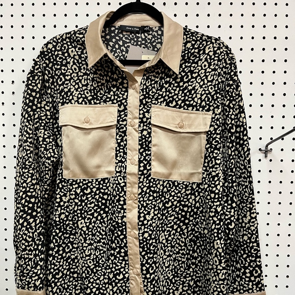 Doe & Rae tailored button-up shirt w/ big accent pockets in long sleeve.
